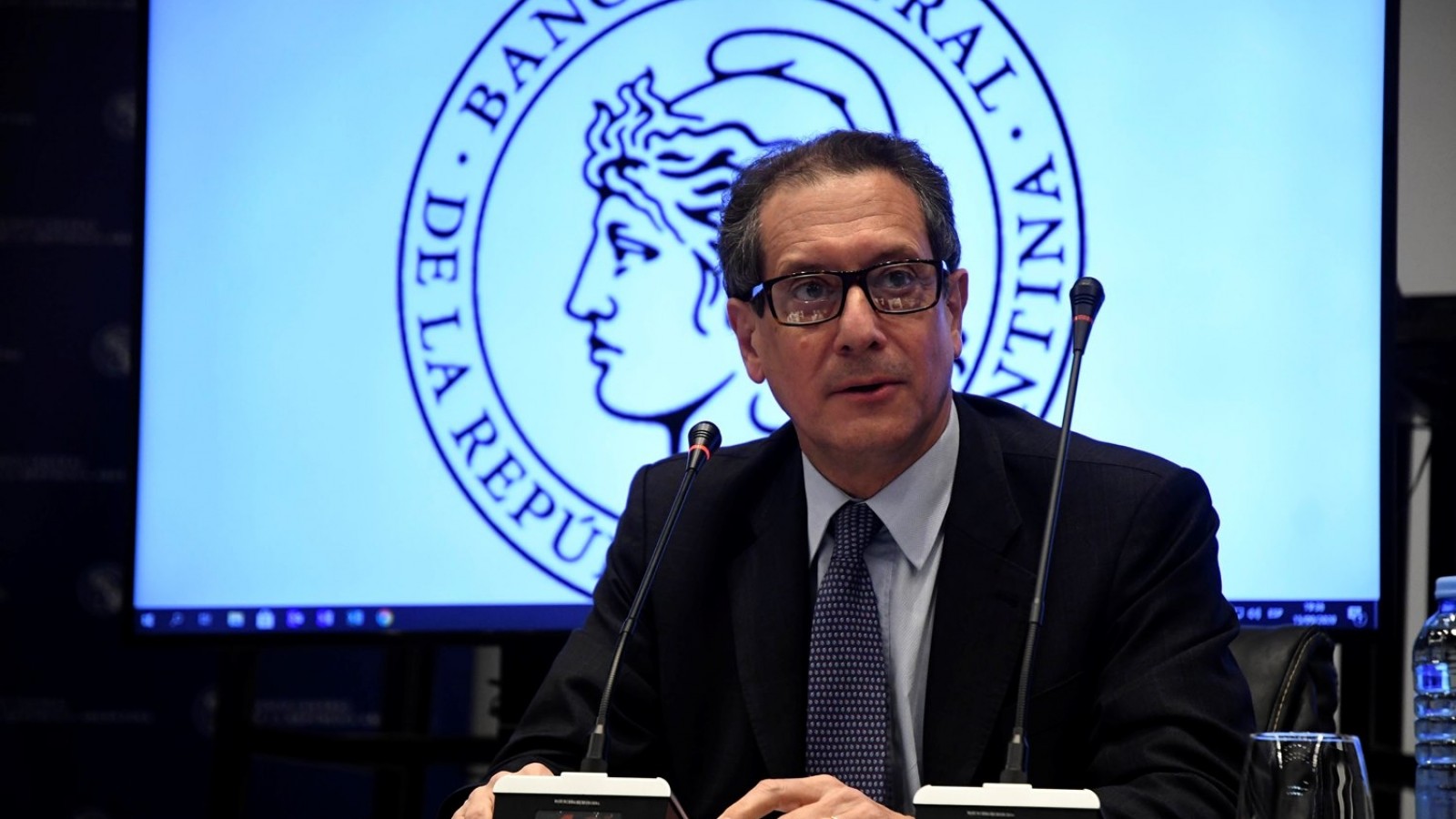 La compra de dólar ahorro tendrá un recargo del 35% como anticipo de Ganancias